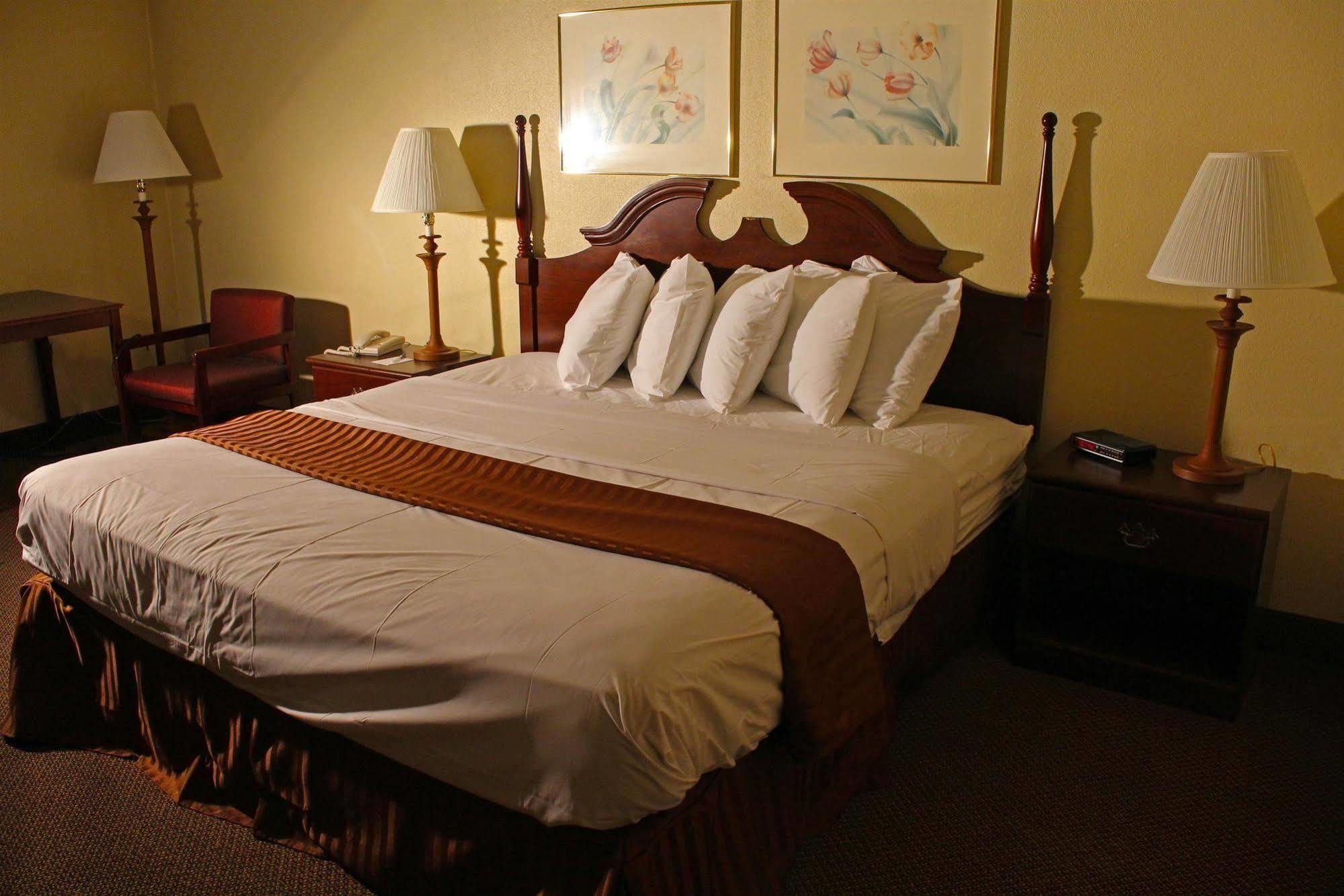 Days By Wyndham Erie Hotel 2*